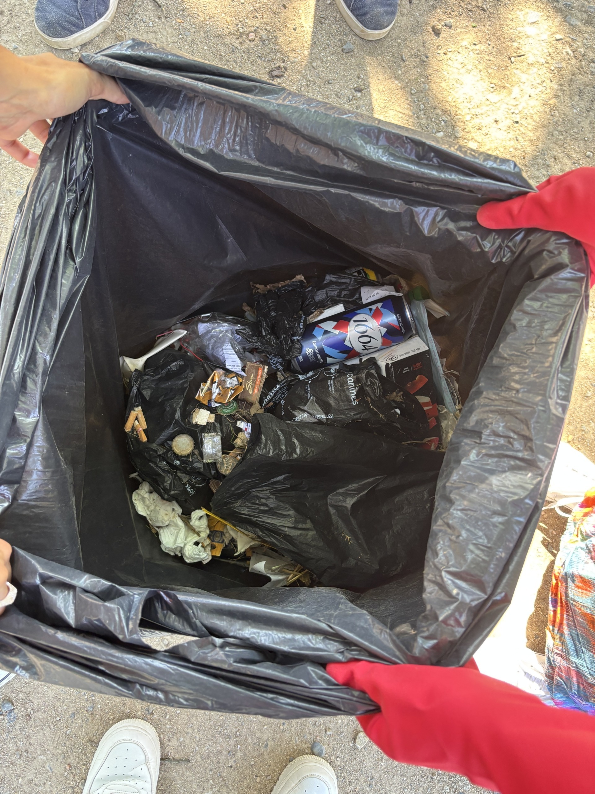 World CleanUp Day – Déchets Photo du contenu du sac poubelle rempli par l'équipe de ramassage de Decasoft montrant différents types de déchets (mégots, capsules, cannettes, verre, sacs plastique, papiers en tout genre, etc...)