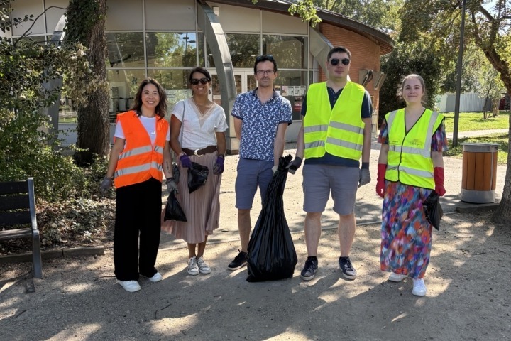 Photo prise de face du groupe de ramassage de Decasoft comprenant 5 personnes, 3 femmes et 2 hommes, portant le sac contenant tous les déchets récupérés.