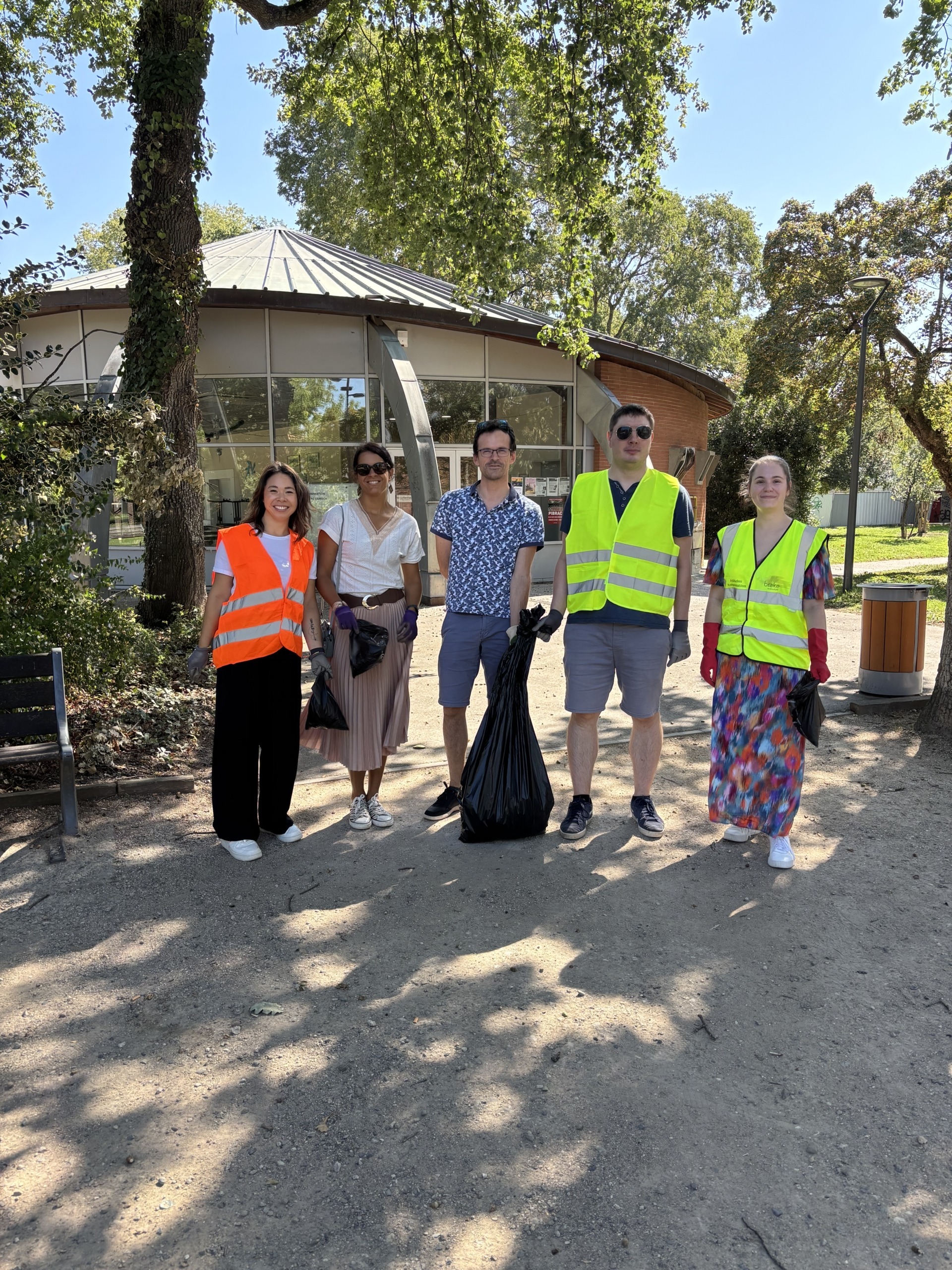 World CleanUp Day – La DecaTeam Photo prise de face du groupe de ramassage de Decasoft comprenant 5 personnes, 3 femmes et 2 hommes, portant le sac contenant tous les déchets récupérés.